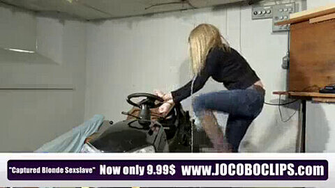 Chica indefensa atada, encadenada y follada al aire libre en Jocoboclips.com