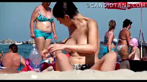 Beauté exhibitionniste aux seins énormes dévoile son buste sur la plage !