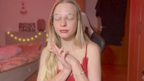 1인칭, 금발 머리, 역할놀이