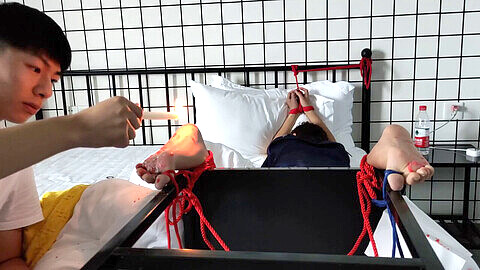 Chinesische Frau leidet unter intensiver Bastinado-Folter an ihren zarten Fußsohlen