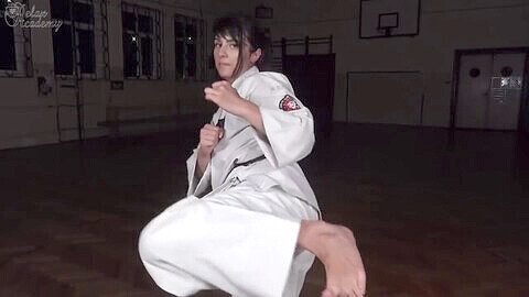 Karate-Instruktor zeigt seinen Fuß- und Hinternfetisch