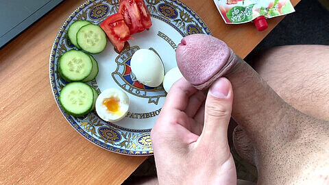 Frühstück von einem heißen Hengst mit seiner geheimen Zutat