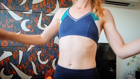 Una mujer atlética muestra sus curvas mientras prueba una colección sexy de ropa.