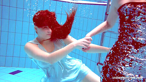 Heißeste Unterwasser-Show, wie Dashka und Vesta sich sinnlich ausziehen