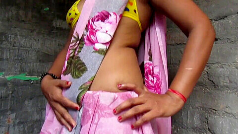 Indisches Mädchen beim Baden und masturbieren auf Cam