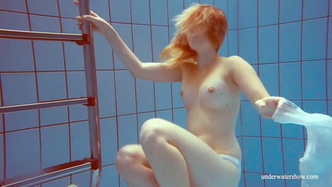 La seductora belleza europea Melisa Darkova presume de su cuerpo impecable junto a la piscina y en la ducha