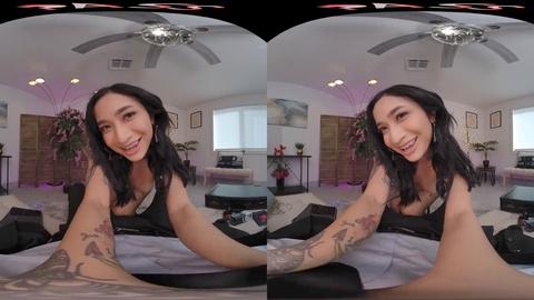 Erlebe im VR-Vergnügen, wie die verführerische Avery Black dich beruhigt und in einer feuchten virtuellen Begegnung befriedigt