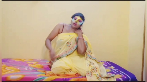 Verführerische Tante reizt, indem sie ihren traditionellen Sari auszieht und ihre wunderschönen Brüste und ihre verlockende Muschi enthüllt