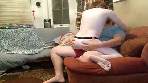 Chubby twink profite de sa séance de webcam avec un bear - sans préservatif requis !