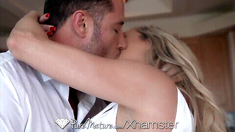 La MILF blonde Brandi Love se fait baiser et creampie dans une vidéo PureMature