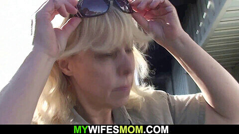 Belle-mère blonde plantureuse et son mari baisent à l'extérieur pendant que mamie regarde