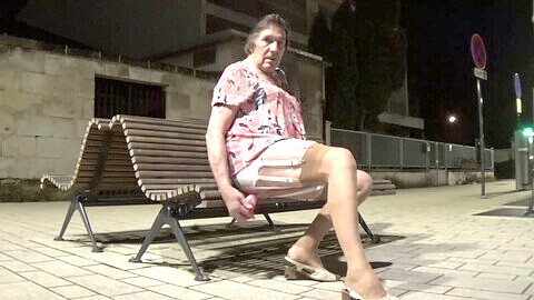 Cross-dressing-Sissy schlendert nachts durch die Stadt und befriedigt sich mit einem Dildo