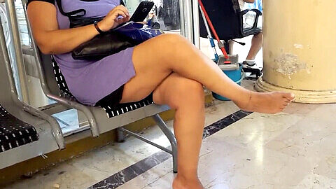 BBW-Freundin zeigt ihre sexy nackten Füße und Beine in der Öffentlichkeit für Fußliebhaber