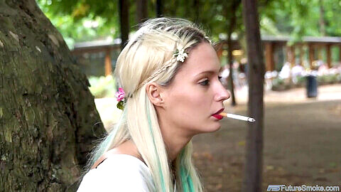 Belle blonde s'adonne au fétichisme de la cigarette en plein air