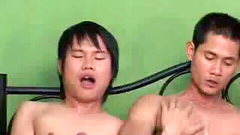 Porno gay thaïlandais torride mettant en scène deux étalons coquins