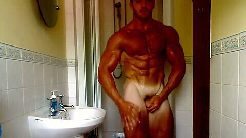 Muscoloso posa gay, si vanta, bodybuilder