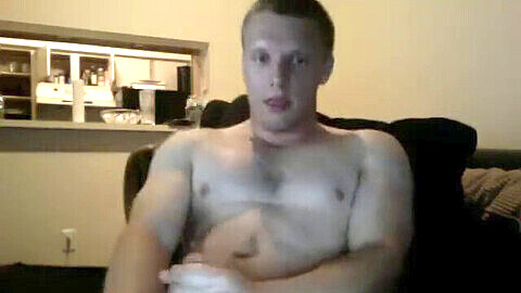 El apuesto hombre heterosexual con una enorme polla gime fuertemente mientras se masturba y eyacula en la webcam.