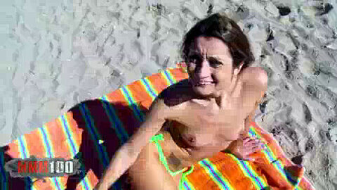 Valentina Bianco, la touriste italienne, se fait enculer sur la plage