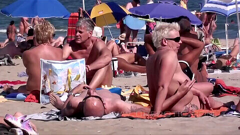 Sesión de sexo salvaje en la playa nudista
