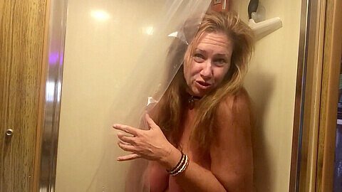 Déesse profite d'un lavement et d'une douche luxueuse - observez l'eau gicler de mes tétons durs et de mon décolleté en double D alors que je m'amuse sous la douche !