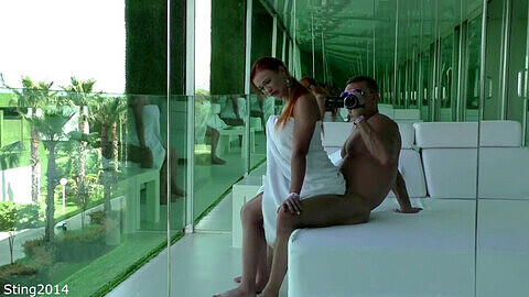 Sexo público con una hermosa mujer en el balcón transparente del hotel