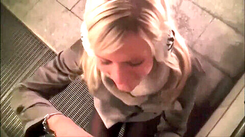 Chaude salope blonde allemande se fait baiser dans le métro