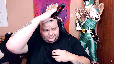 Muskulöser und gutaussehender Typ rasiert sich vor der Webcam für deinen visuellen Genuss