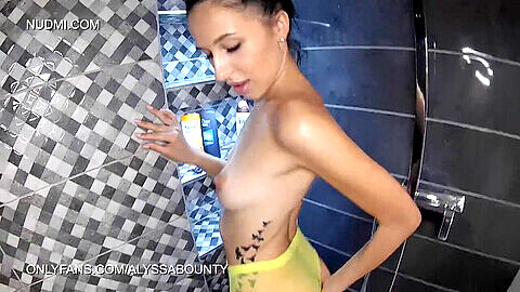 Le modèle roumain Alyssa se fait plaisir avec une douche dorée et un orgasme au pommeau de douche