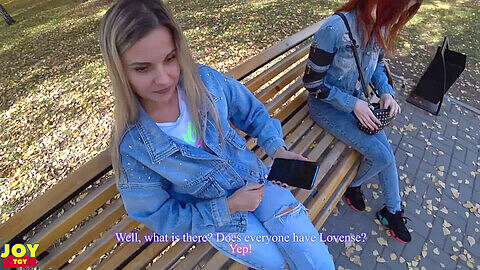 Deux filles sexy, Madelaine Hot et son amie jeune, ont une aventure publique coquine avec des vibrateurs télécommandés - Partie 1