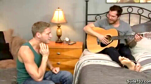 Músico tiene una noche caliente con el amigo del hermano en encuentro gay