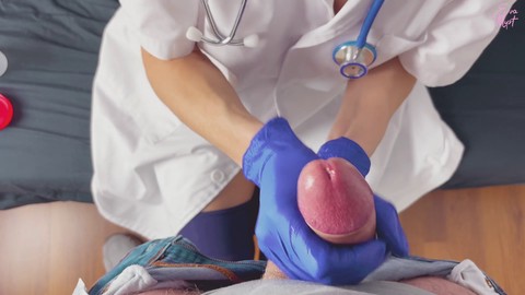 POV CFNM handjob : l'infirmière en gants chirurgicaux traie le patient pour un prélèvement de sperme