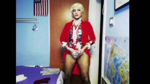Un travesti croate excité montre ses mouvements et se masturbe sur webcam pour ses amis