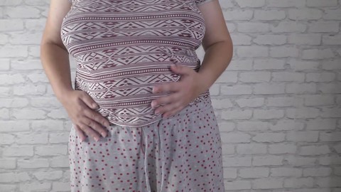 Femme enceinte dominante avec des inscriptions coquines sur le corps chevauche son mari jusqu'à l'éjaculation interne !