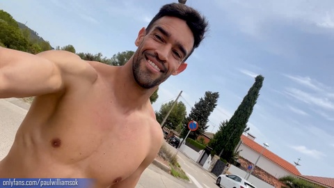 Día de aventura de un entrenador de fitness: Senderismo desnudo después de un entrenamiento intenso y paseos provocativos por las calles