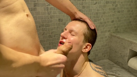 Beau mec baise un jeune homme charmant sous la douche et éjacule sur son visage - 131