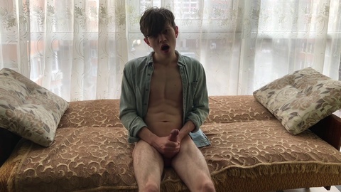 Jeune garçon mignon se masturbant sa délicieuse bite - Grosse bite / Orgasme de garçon / 18 ans
