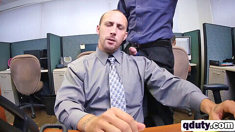 Acción a tres bandas mientras el semental gay tiene ambos agujeros llenos en un frenesí en la oficina.