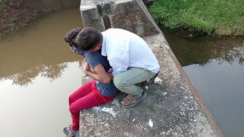 Jóvenes universitarios indios cachondos participan en un sexo sin protección y rudo con un papá bien dotado