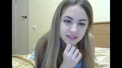 Verführerische Blondine mit langen, üppigen Haaren befriedigt Haarfetisch auf der Webcam