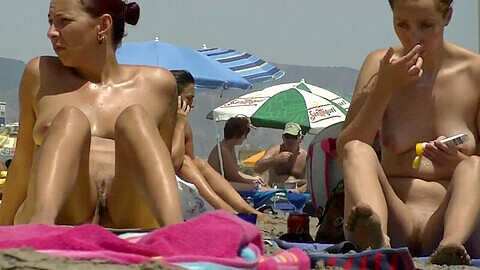Vollbusige Sexbombe zeigt ihren massiven Arsch am Strand, während sie ausspioniert wird