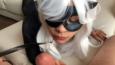 Jeune Catwoman prise et suce en POV bâclé déguisée en Chevalier Noir