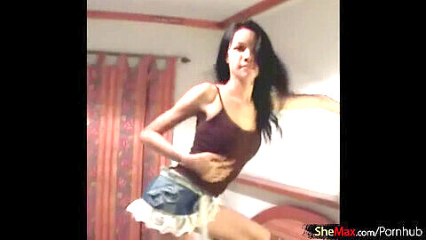 Ladyboy thaïlandaise aux gros seins danse en jupe en jean et montre son énorme bite