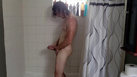 Jeune écolier inexpérimenté se salit et se nettoie sous une douche chaude après une journée de travail intense.