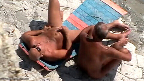 ¡Papás espías en la playa nudista, disfrutando de mamadas profundas, pajas y corridas en público!