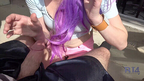 Фиолетовые волосы, симпатичный подросток, сосание члена