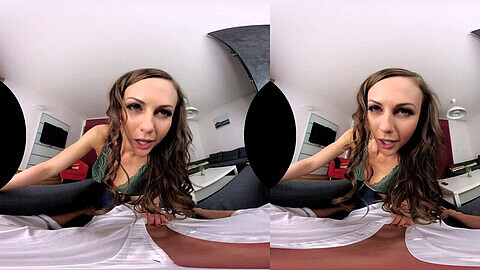 Tina Kay vous donne la clé de son monde virtuel de porno See Through VR