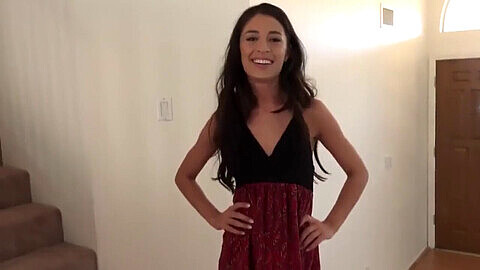 La demi-sœur de Cameron Canela obsédée par son bâton de sucette dans la vidéo Messy Flix