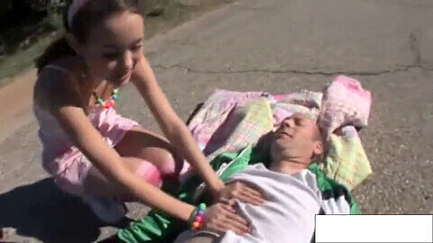 Amai Liu es follada duro y cubierta de esperma en escena de sexo al aire libre