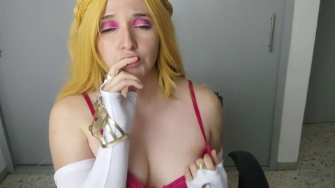 Cosplayer Zelda rewards her rescuer by masturbating to orgasm
