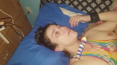 Mattie es penetrada por el culo y en posición de perrito mientras usa sexys medias de red arcoiris y restricciones